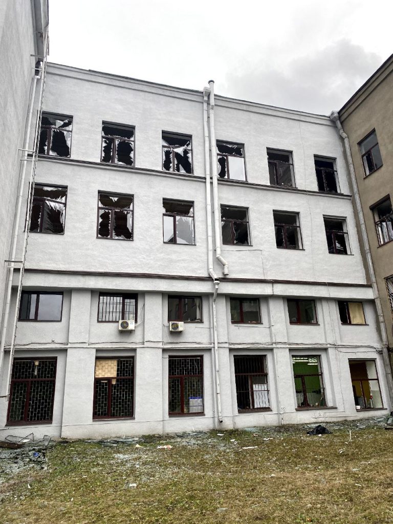 ОФІЦІЙНО: Ранок 2 січня у Харкові почався з вибухів. Значних руйнувань зазнав центр міста, й один з ракетних ударів стався неподалік Харківського національного університету радіоелектроніки.